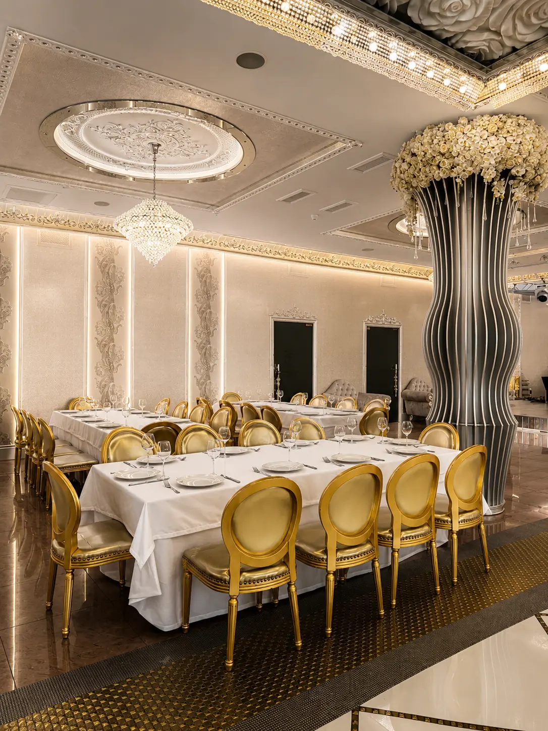 Crystal Hall: зал с золотыми стульями, люстрами и белой сервировкой
