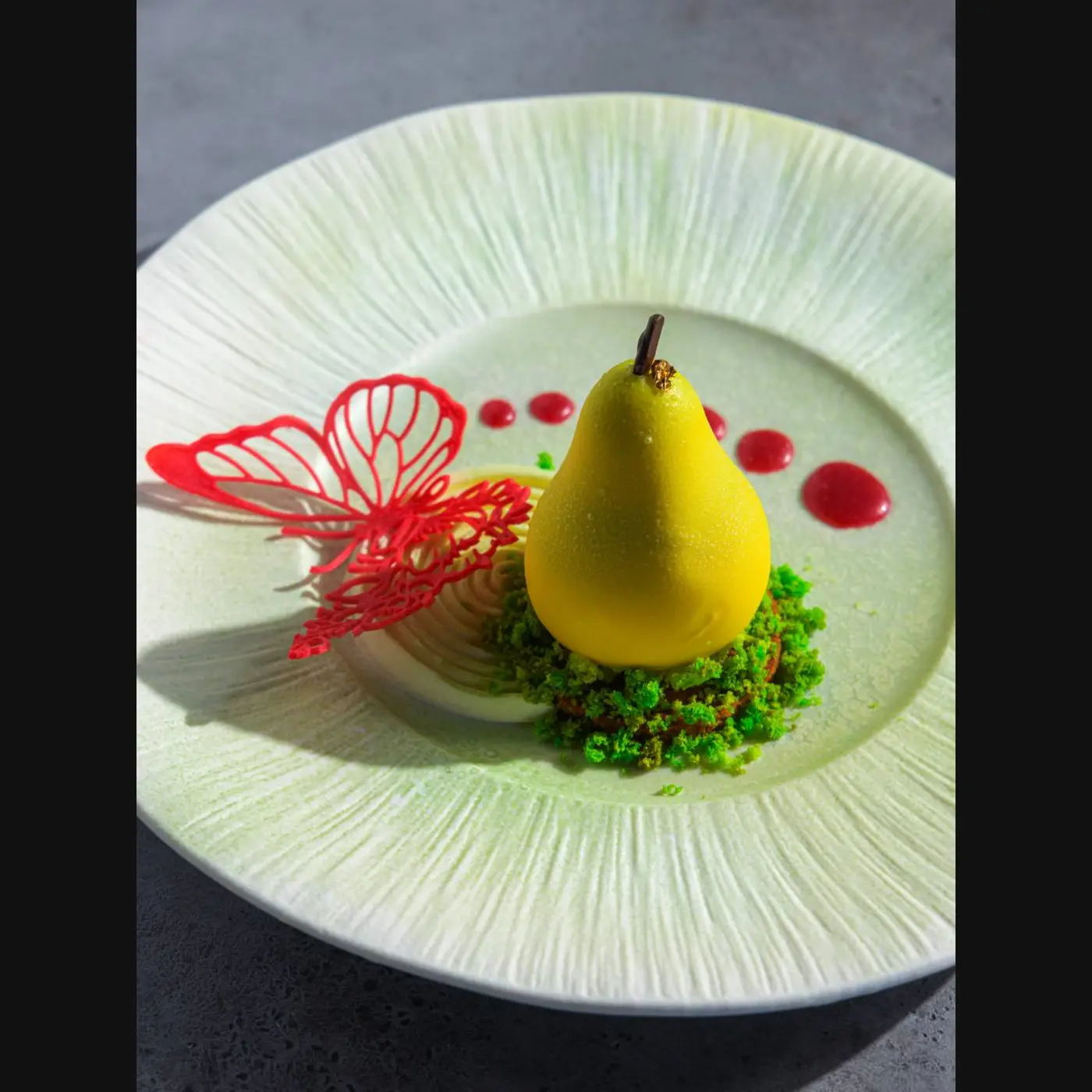 Авторский десерт Груша с муссом и грушевой начинкой в ресторане Море Вкуса в Адлере